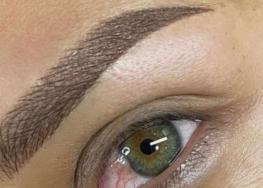Cerca de cejas esculpidas en Chic Brows by Elena Basurto en Cuenca, Azuay, EC, mostrando detalle y precisión.