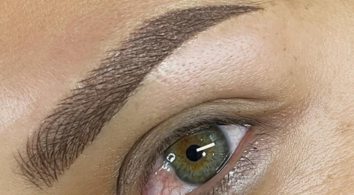 Cerca de cejas esculpidas en Chic Brows by Elena Basurto en Cuenca, Azuay, EC, mostrando detalle y precisión.