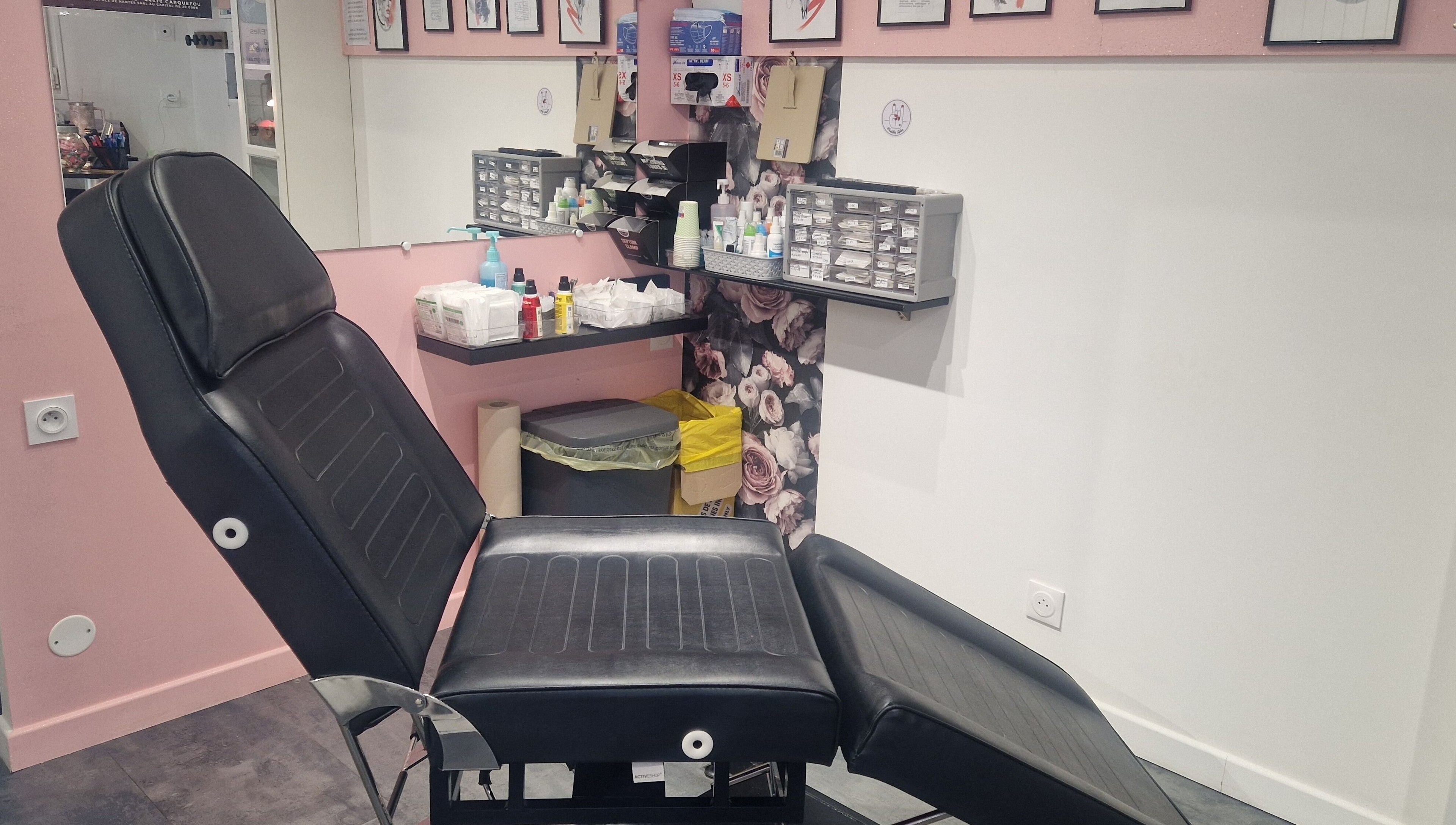 Salle de piercing professionnelle à Charm'Elles Piercing à Saint-sébastien-sur-loire, Pays De La Loire, FR.