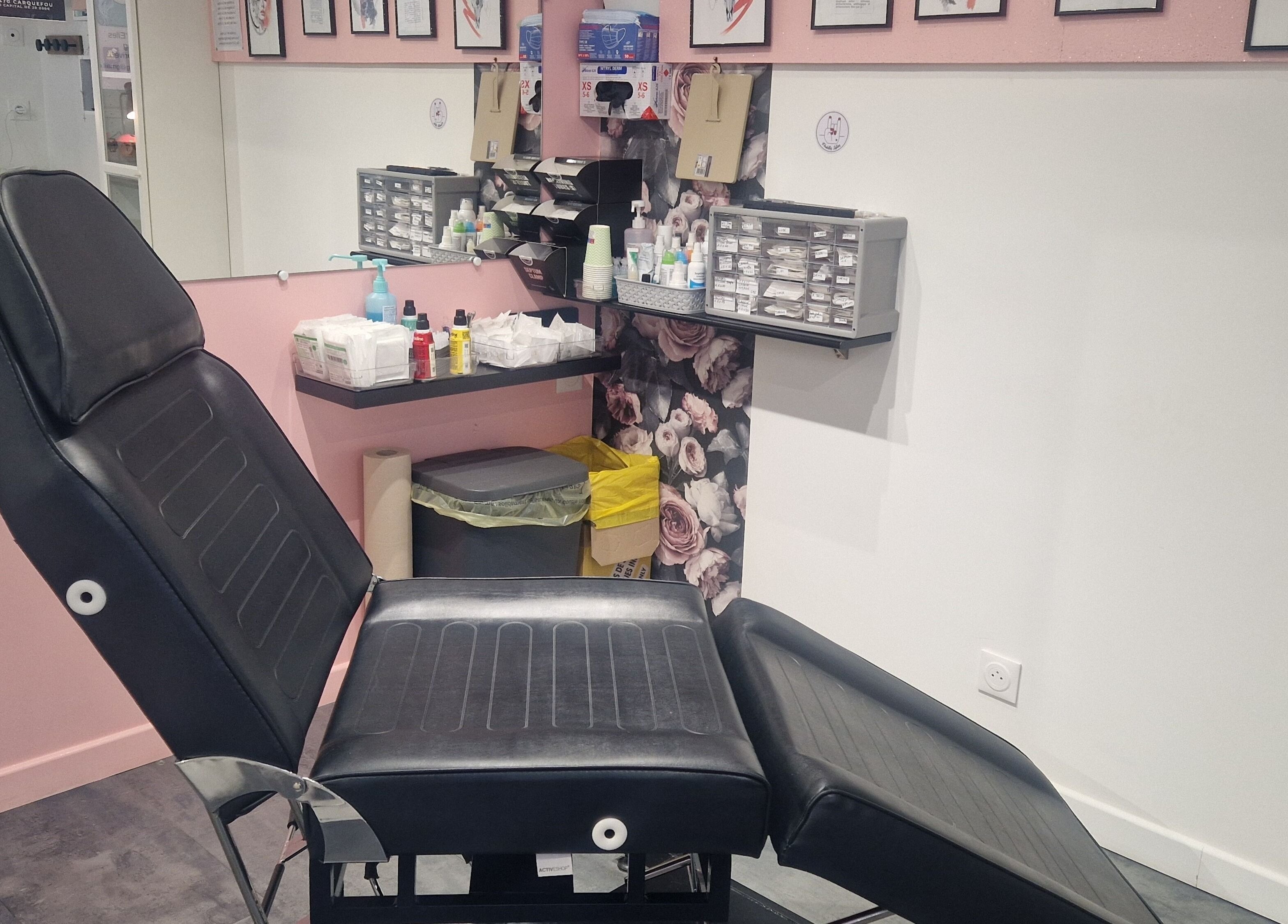 Salle de piercing professionnelle à Charm'Elles Piercing à Saint-sébastien-sur-loire, Pays De La Loire, FR.