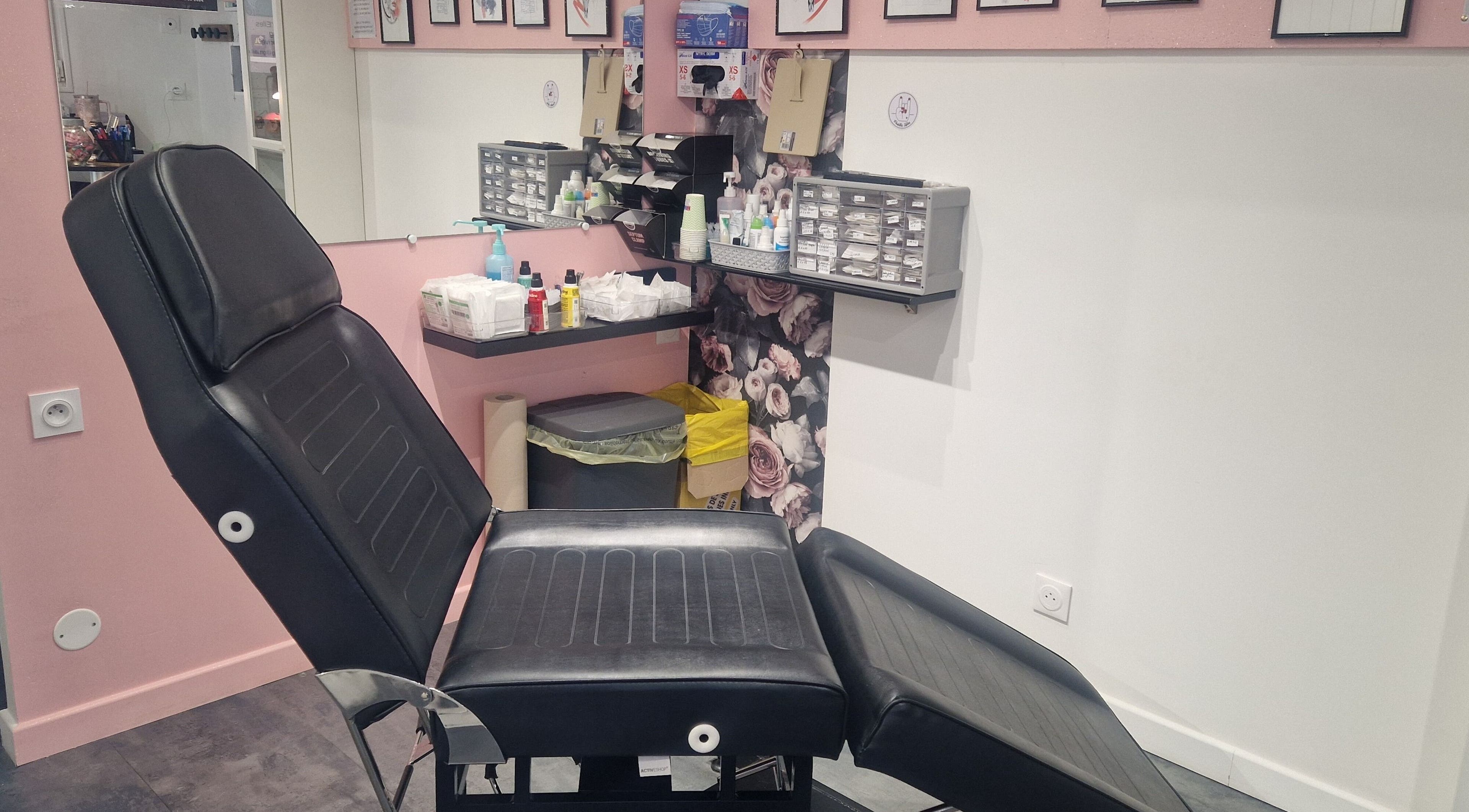 Salle de piercing professionnelle à Charm'Elles Piercing à Saint-sébastien-sur-loire, Pays De La Loire, FR.