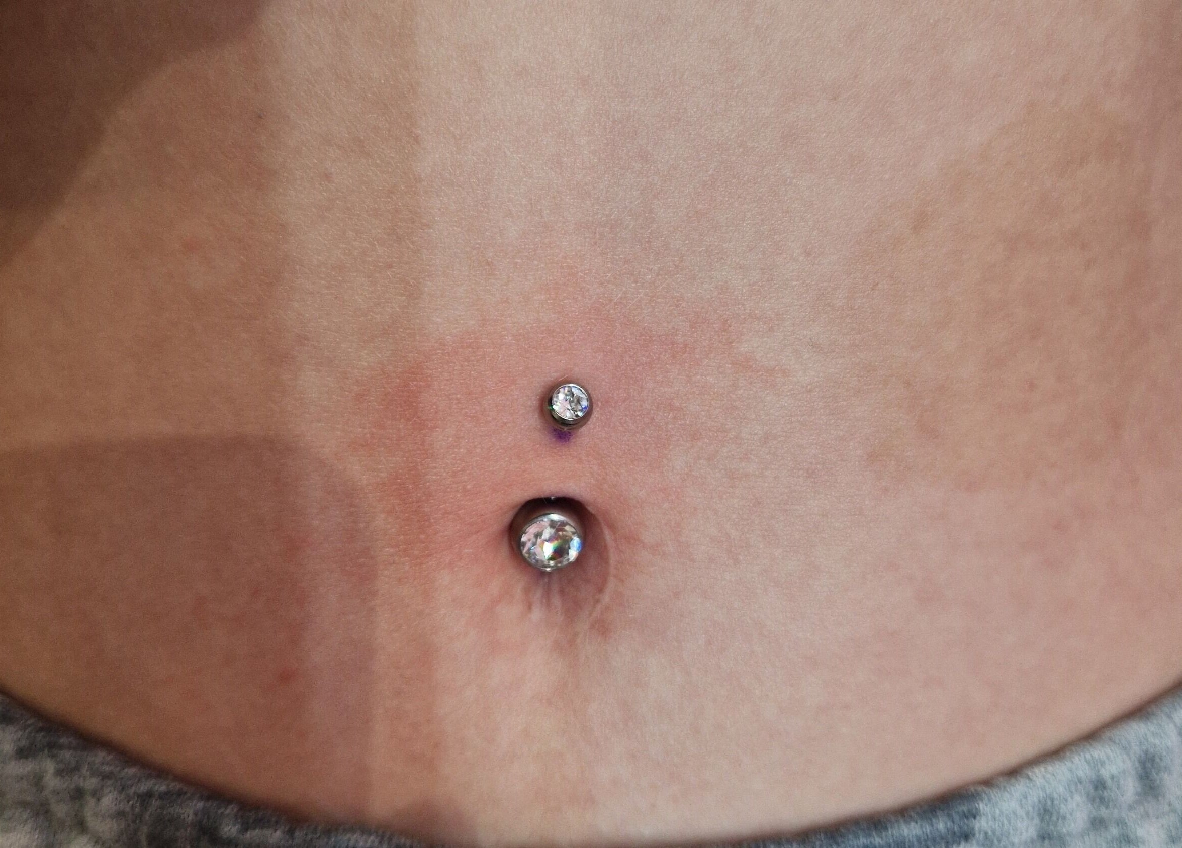 Piercing nombril brillant à Charm'Elles Piercing, Saint-Sébastien-sur-Loire, Pays De La Loire, FR.