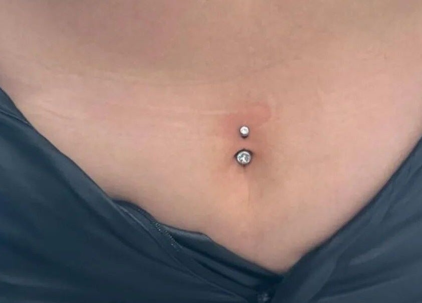 Piercing de nombril avec bijoux à Charm'Elles Piercing, Saint-sébastien-sur-loire, Pays De La Loire, FR.