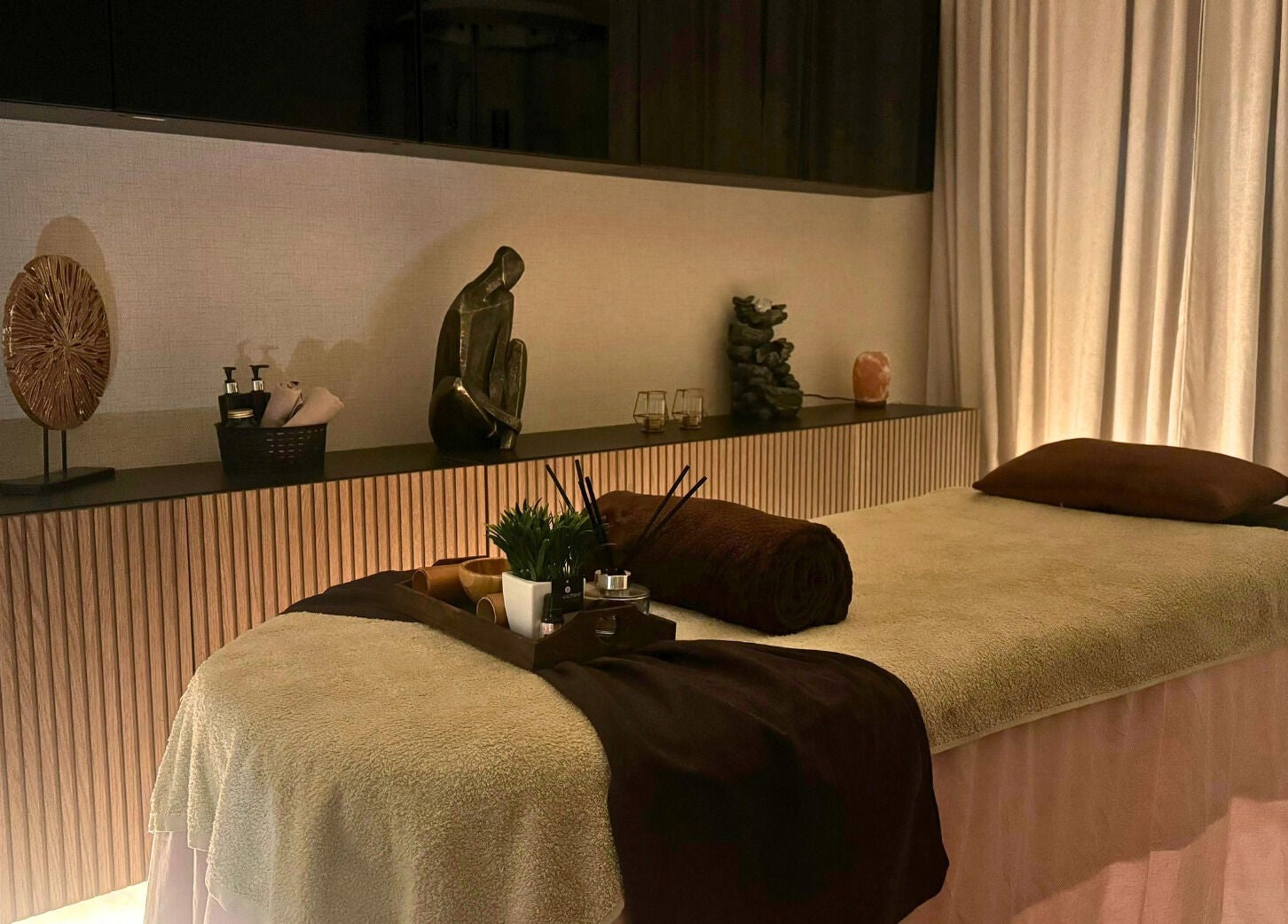 Sala de massagem relaxante em The Spa Experience, Cascais, Lisboa, PT, com decoração elegante e luz suave.
