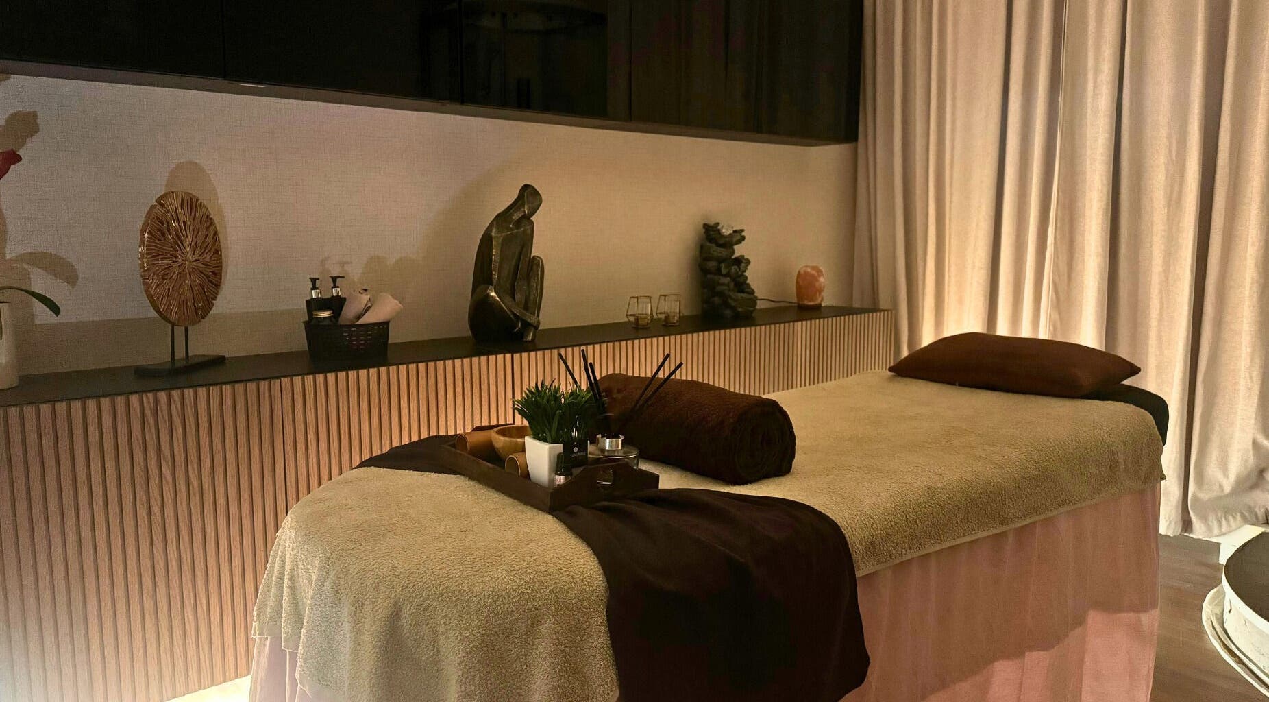 Sala de massagem relaxante em The Spa Experience, Cascais, Lisboa, PT, com decoração elegante e luz suave.