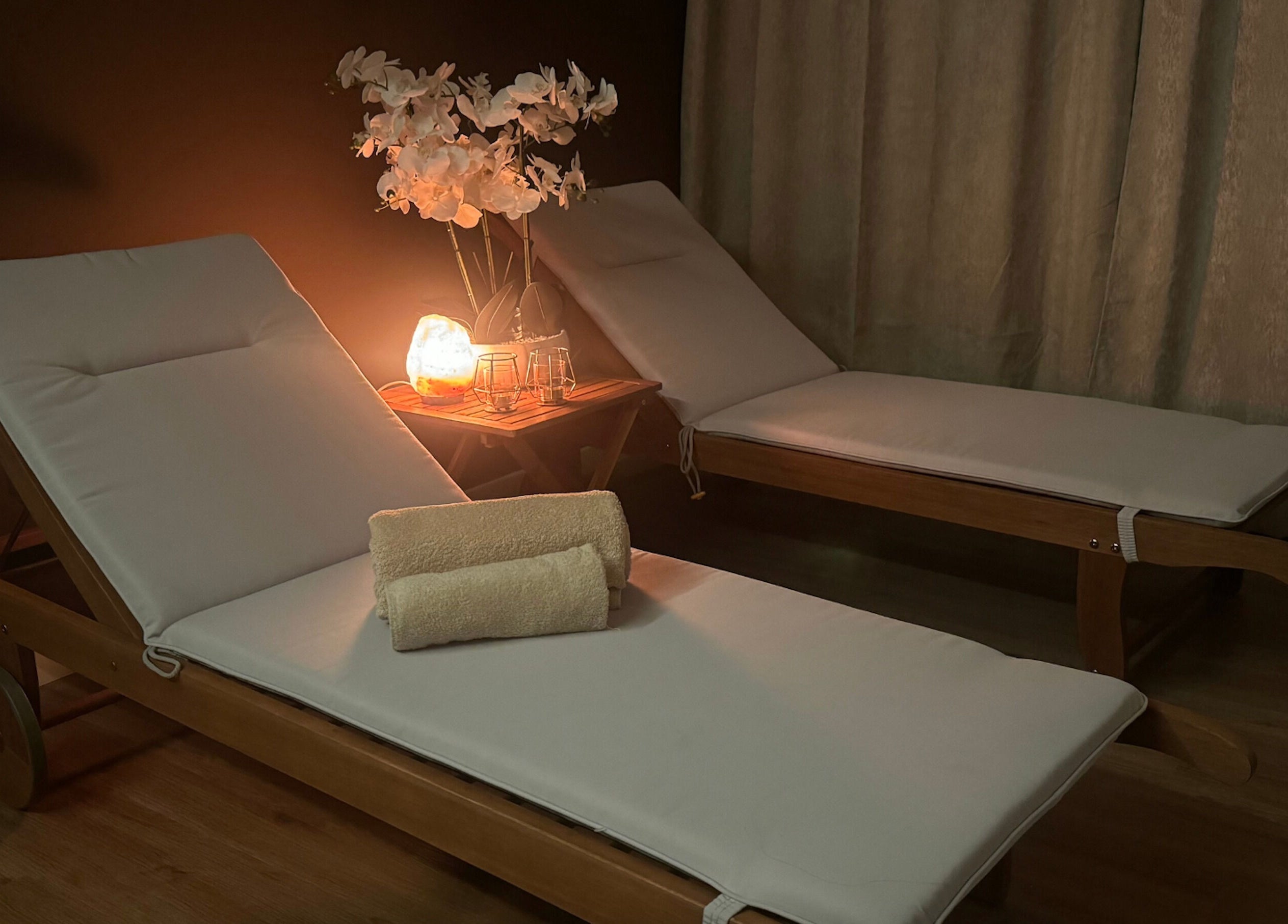 Espreguiçadeiras acolhedoras no The Spa Experience, Cascais, Lisboa, PT com luz suave e toalhas.