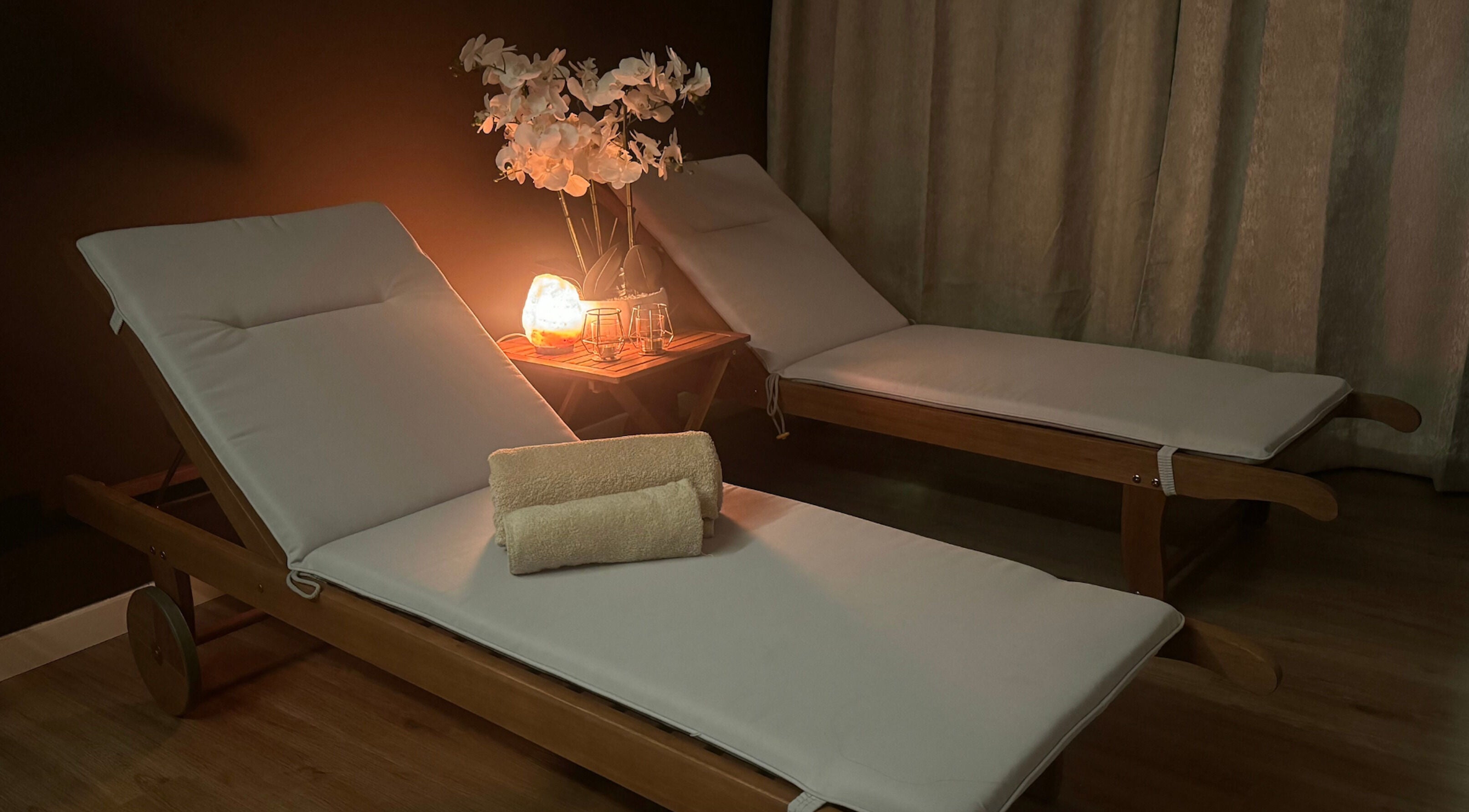 Espreguiçadeiras acolhedoras no The Spa Experience, Cascais, Lisboa, PT com luz suave e toalhas.