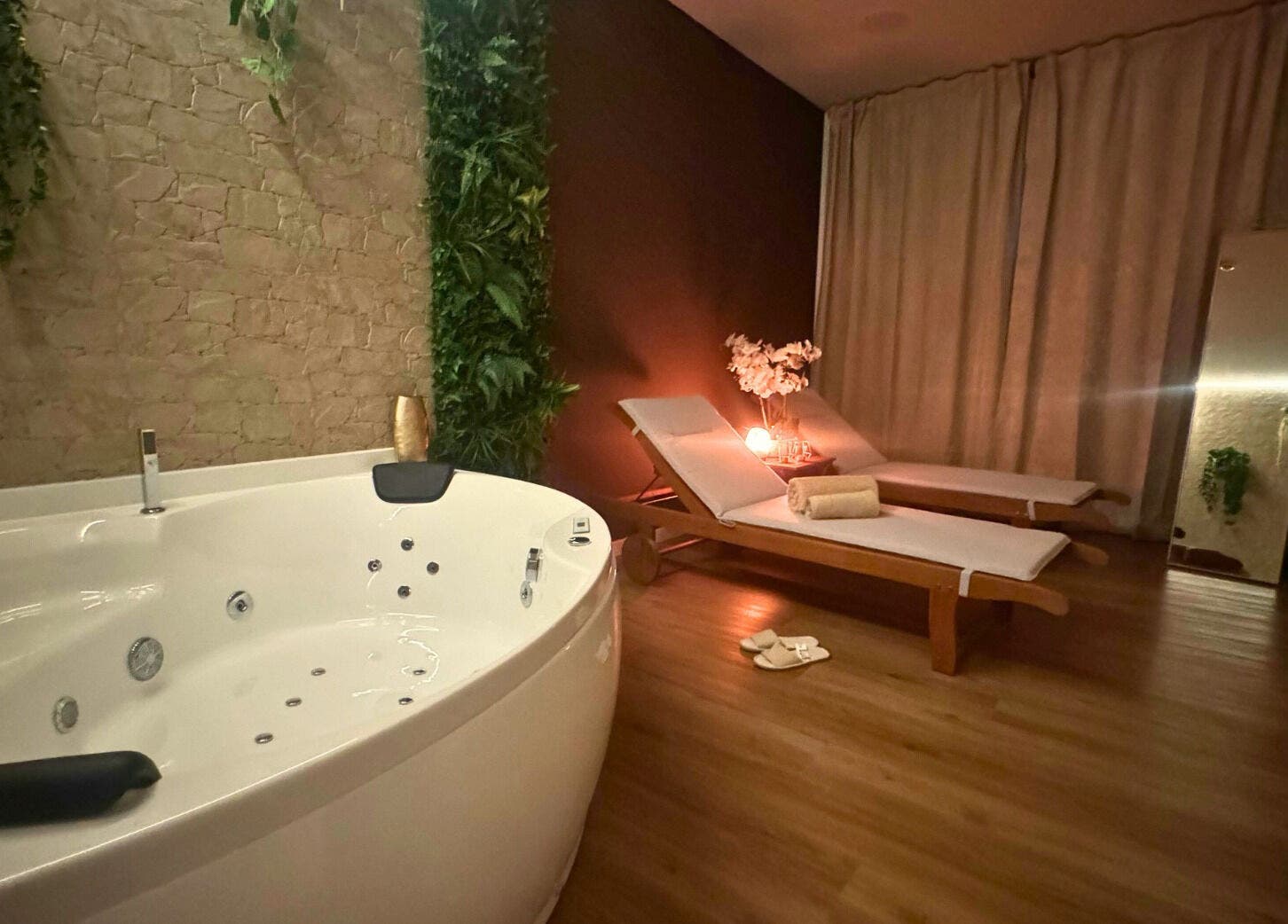 Sala de relaxamento com jacuzzi e espreguiçadeiras em The Spa Experience, Cascais, Lisboa, PT.