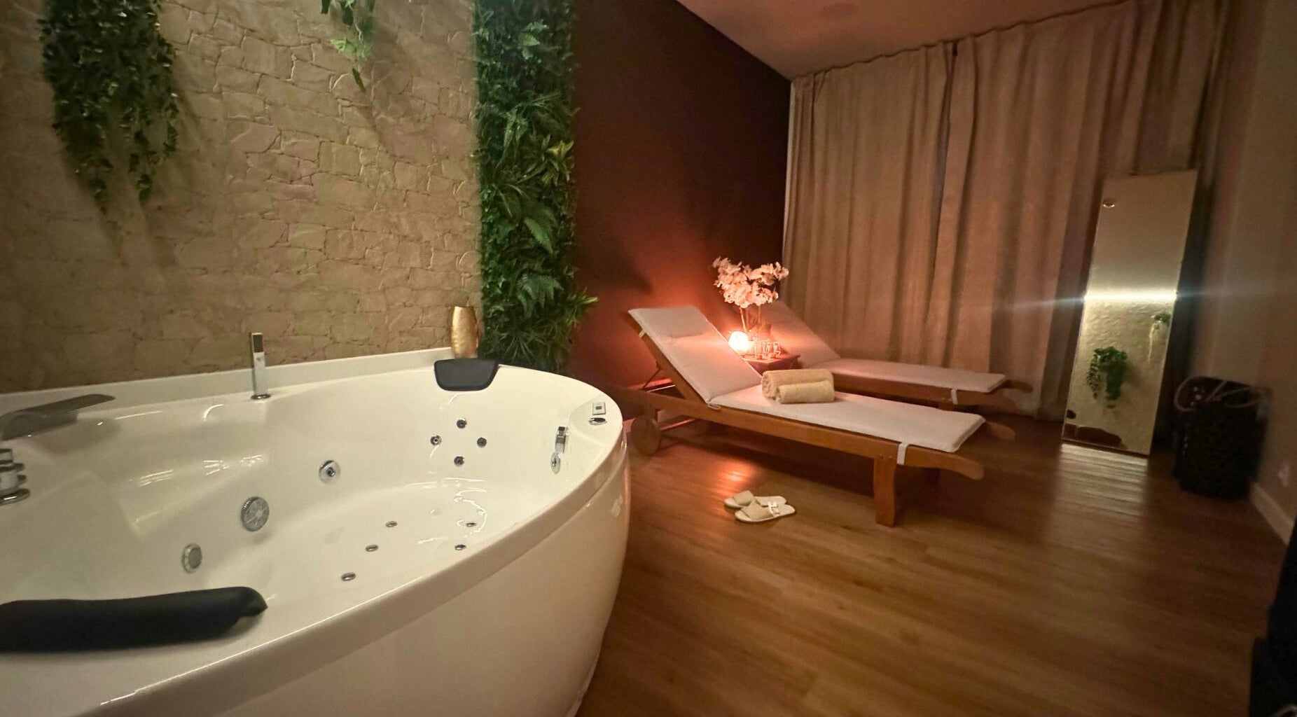 Sala de relaxamento com jacuzzi e espreguiçadeiras em The Spa Experience, Cascais, Lisboa, PT.
