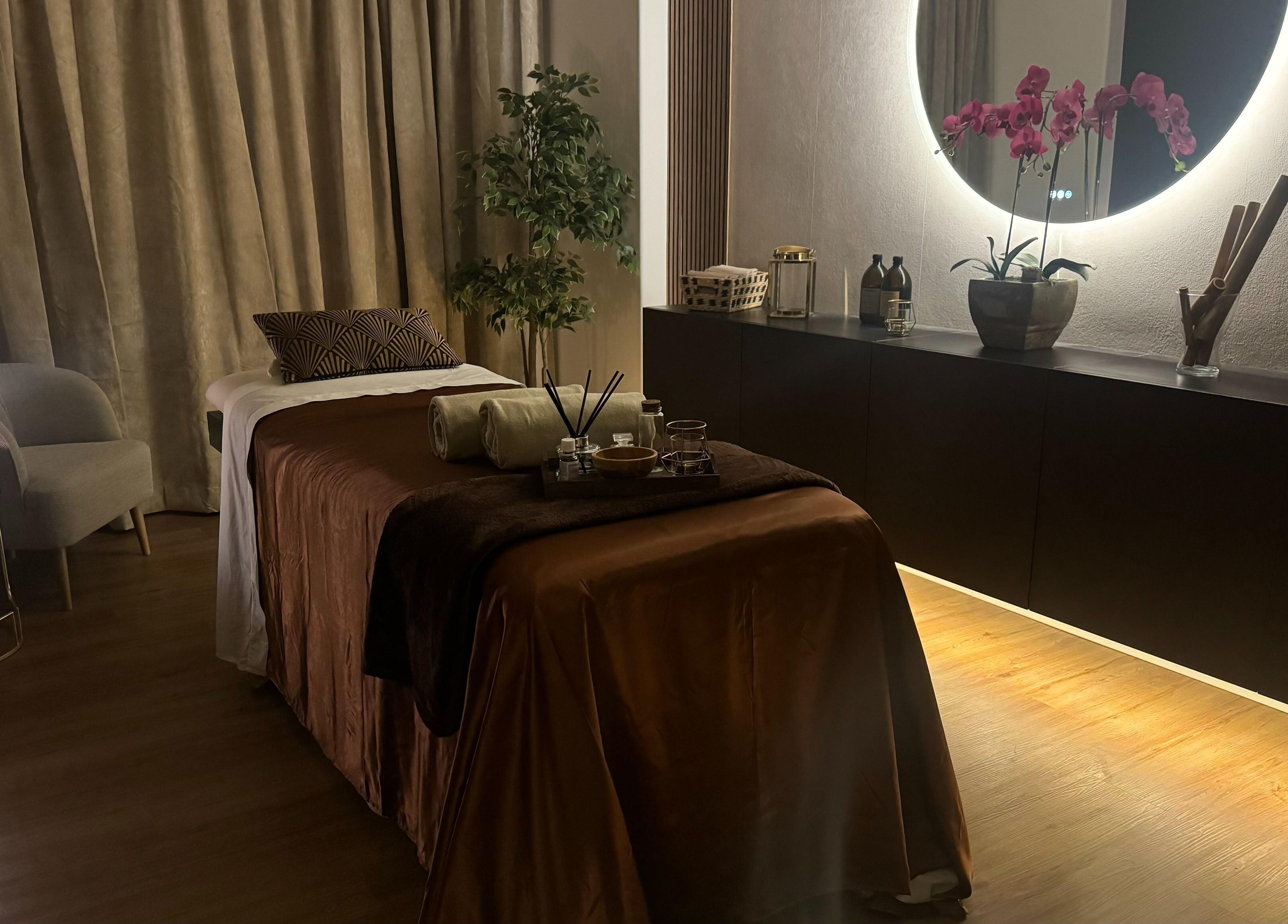Sala de massagem aconchegante em The Spa Experience, Cascais, Lisboa, PT, com decoração relaxante e luz suave.