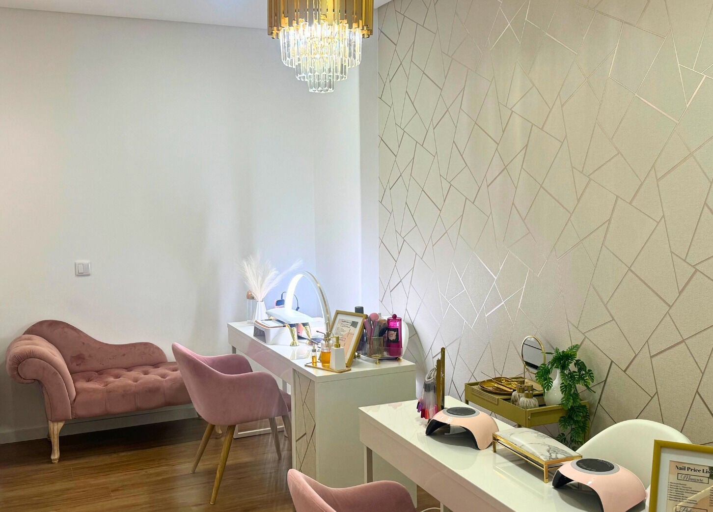 Sala de beleza no The Spa Experience em Cascais, Lisboa, PT, com móveis rosa e decoração elegante.