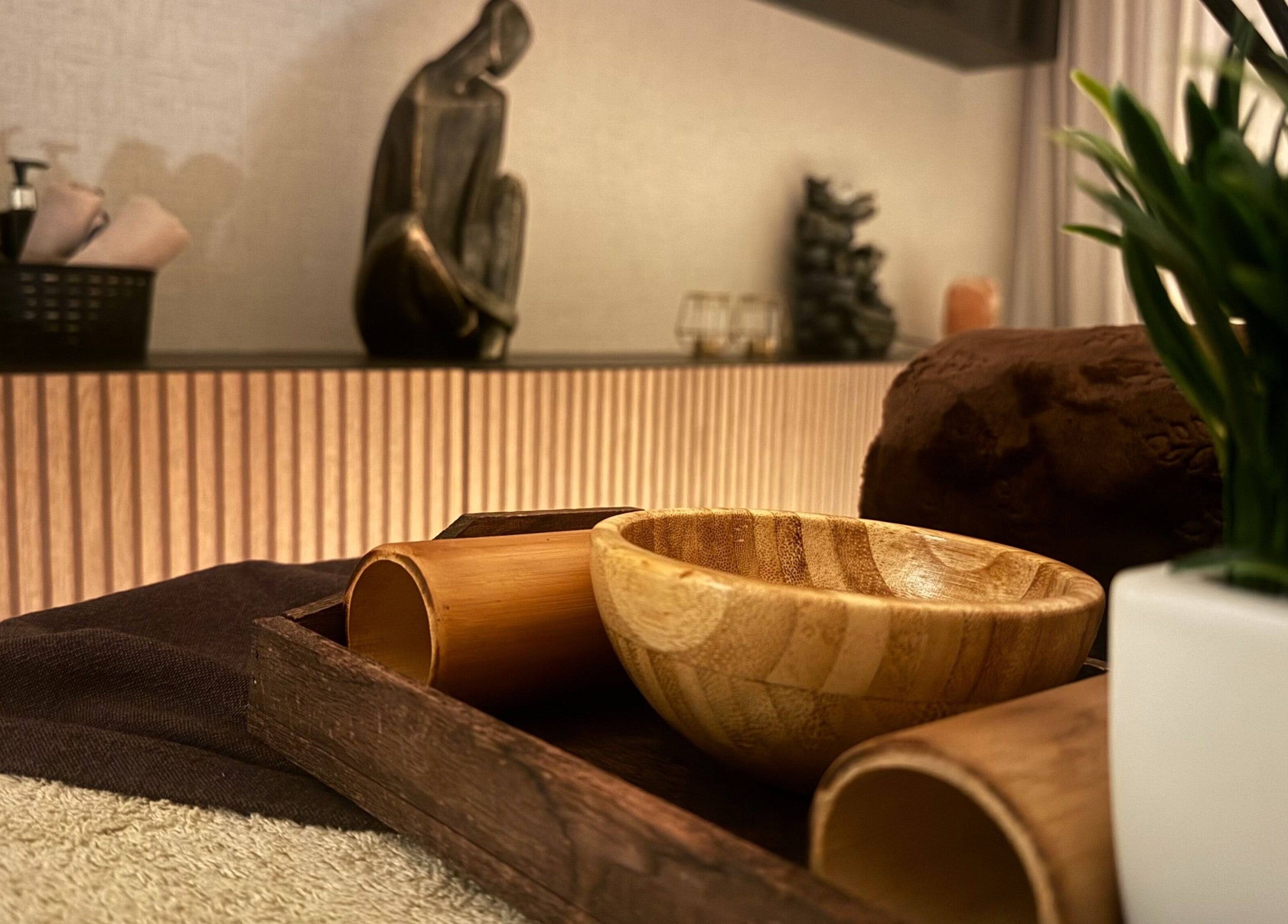 Decoração acolhedora e rústica no The Spa Experience, Cascais, Lisboa, PT, com tábua e tigela de madeira.