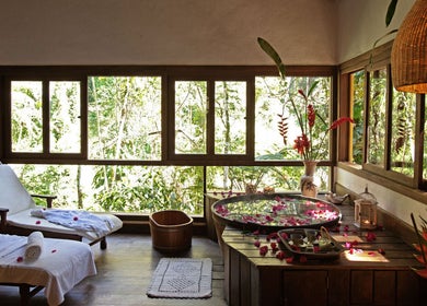 Sala de relaxamento com jacuzzi no SPA BROMÉLIAS, Paraty, Rio de Janeiro, BR, rodeada de natureza.