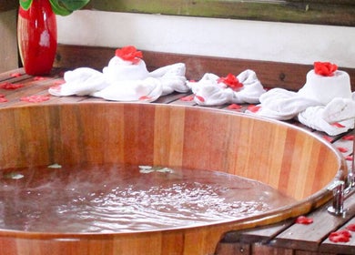 Banheira de madeira com pétalas em SPA BROMÉLIAS, Paraty, Rio De Janeiro, BR.