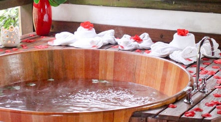Banheira de madeira com pétalas em SPA BROMÉLIAS, Paraty, Rio De Janeiro, BR.