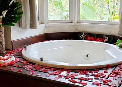 Banheira decorada com pétalas no SPA BROMÉLIAS, Paraty, Rio De Janeiro, BR, proporcionando relaxamento.