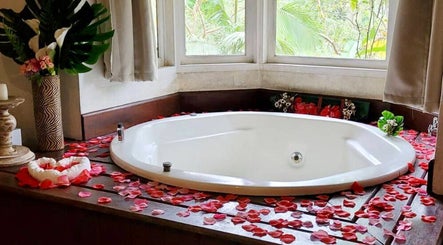 Banheira decorada com pétalas no SPA BROMÉLIAS, Paraty, Rio De Janeiro, BR, proporcionando relaxamento.