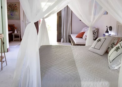 Quarto elegante no SPA BROMÉLIAS, com cama decorada, em Paraty, Rio de Janeiro, BR.