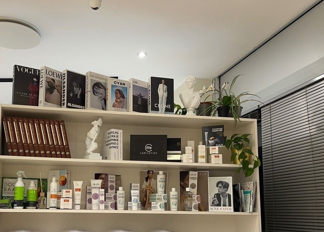 Scaffale con prodotti di bellezza e libri di moda presso Beauty Boutique & Estetica Avanzata, Milano, Lombardia, IT.