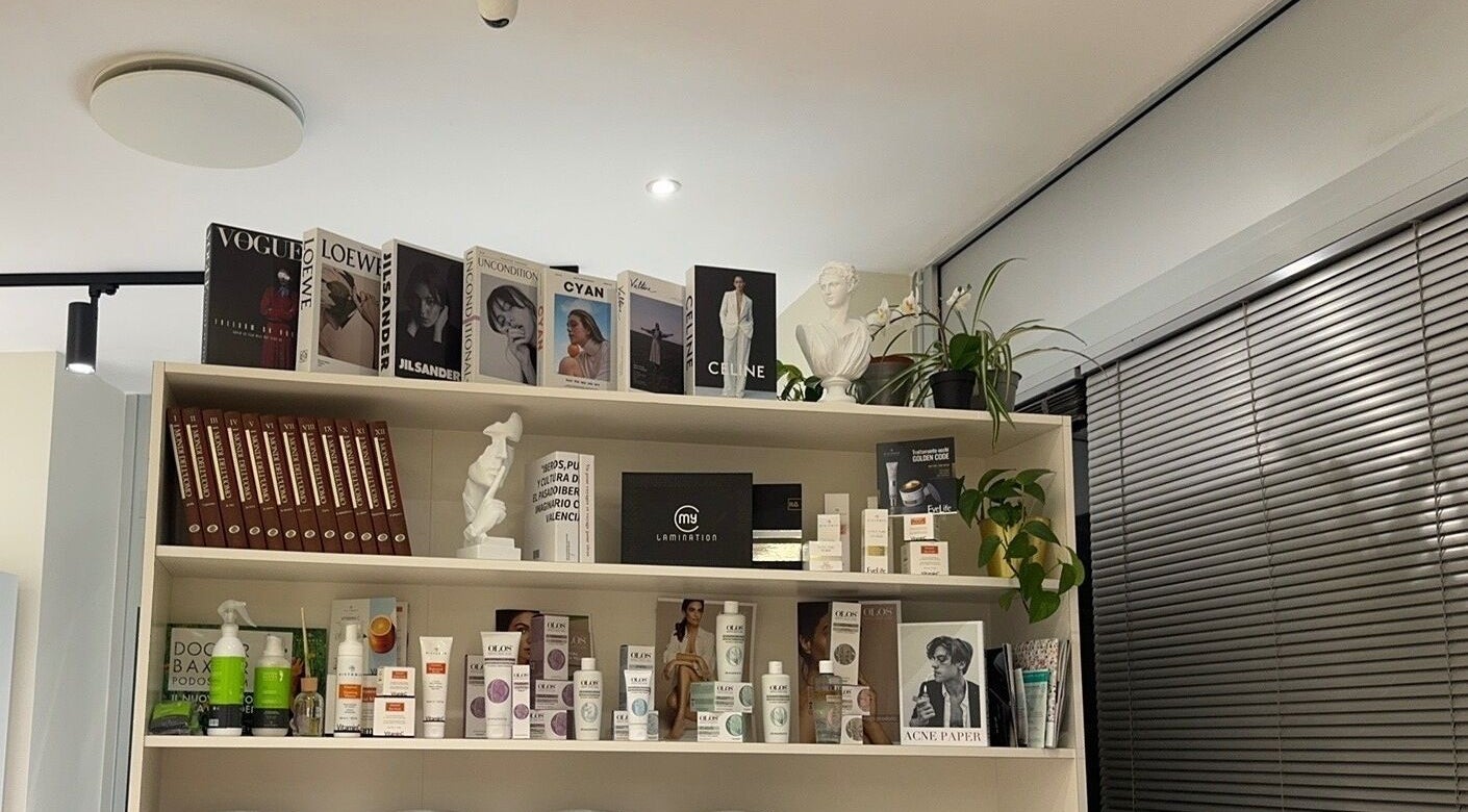 Scaffale con prodotti di bellezza e libri di moda presso Beauty Boutique & Estetica Avanzata, Milano, Lombardia, IT.