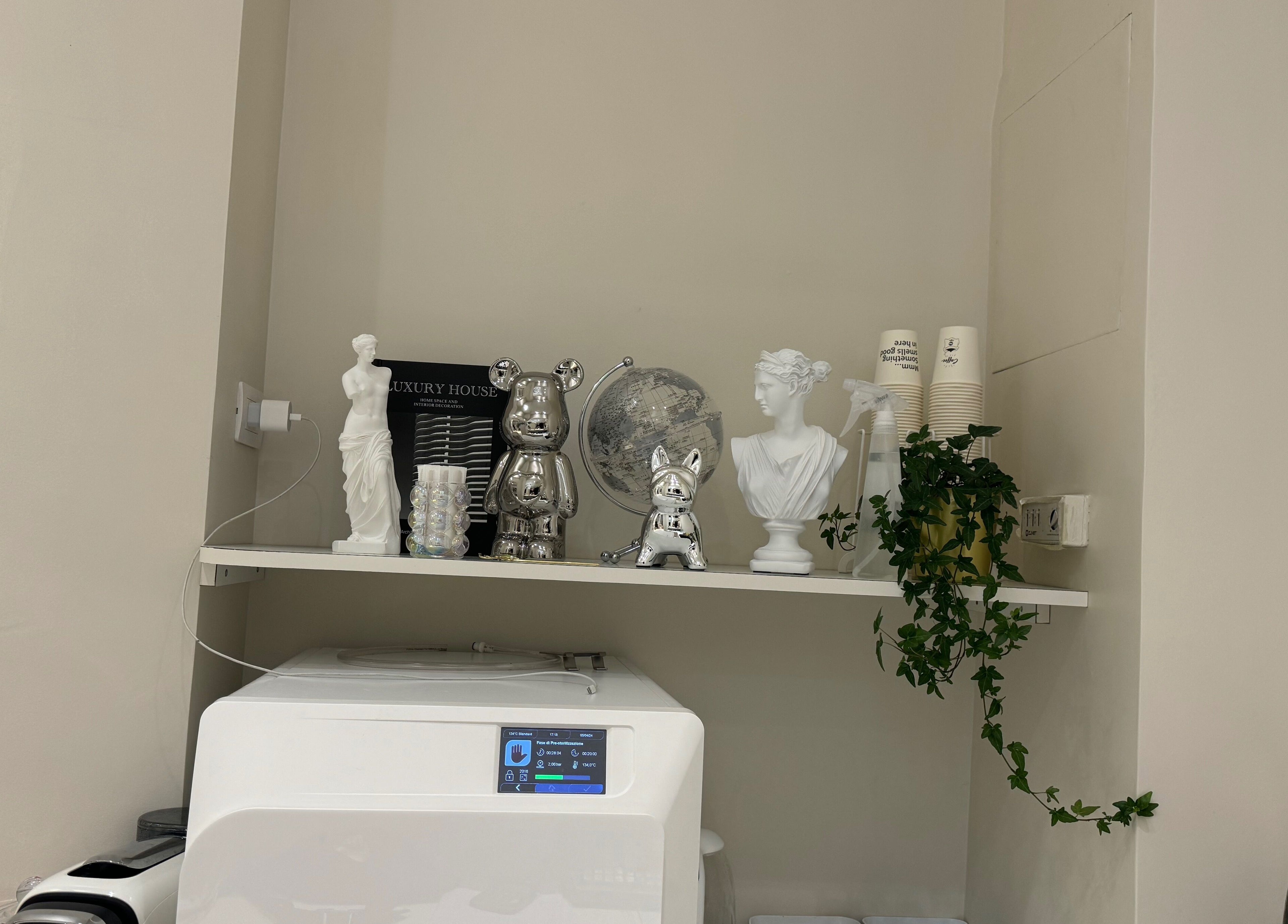 Eleganti decorazioni e sculture presso Beauty Boutique & Estetica Avanzata, Milano, Lombardia, IT.