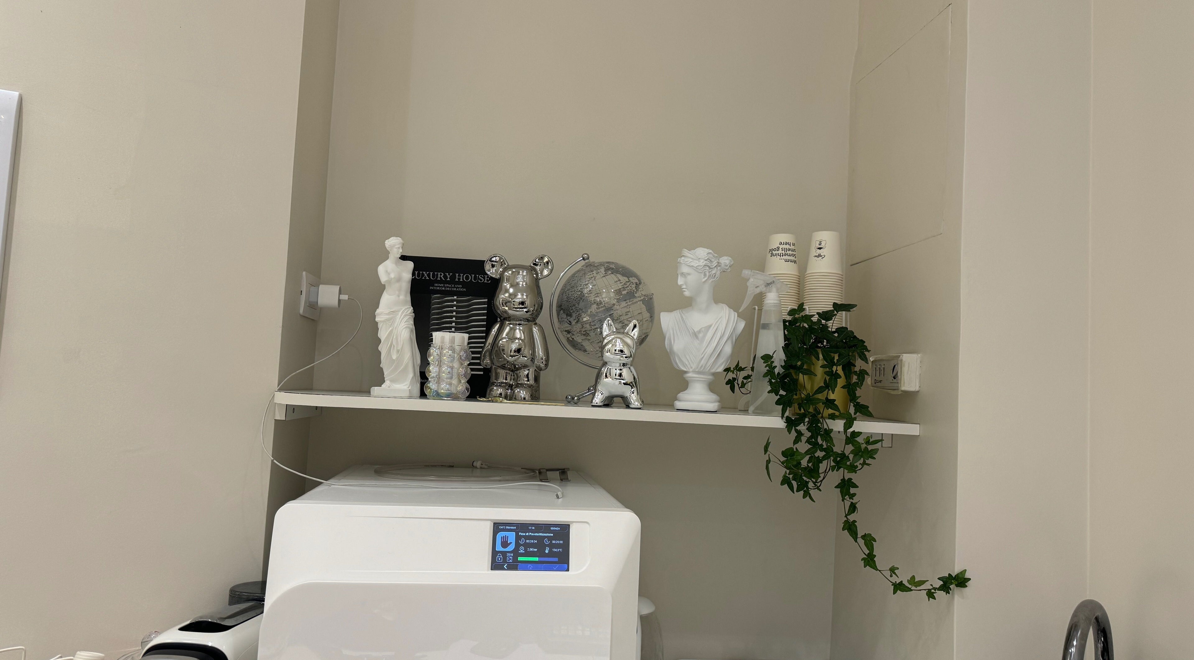 Eleganti decorazioni e sculture presso Beauty Boutique & Estetica Avanzata, Milano, Lombardia, IT.