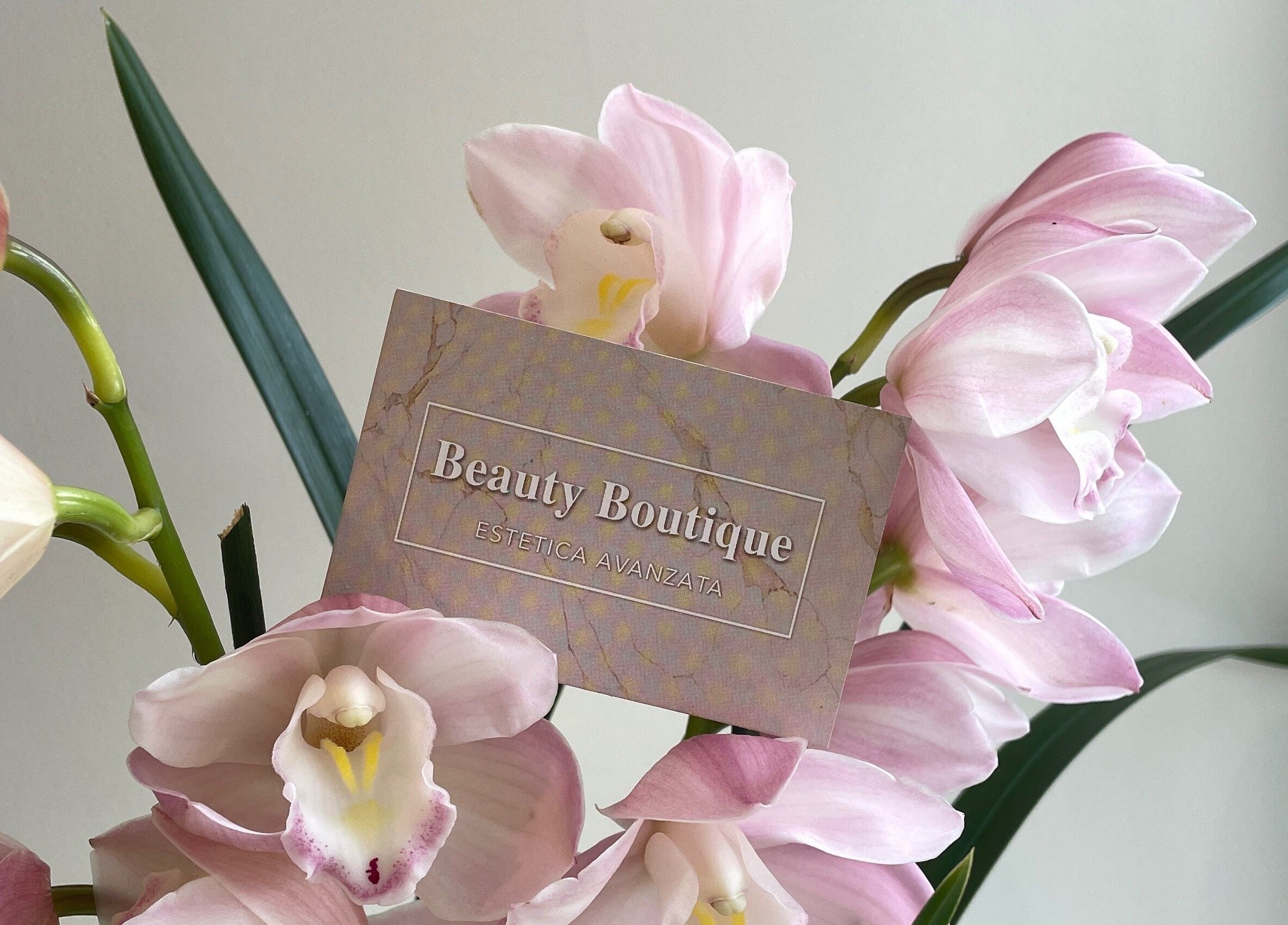 Mazze di fiori rosa con biglietto Beauty Boutique & Estetica Avanzata a Milano, Lombardia, IT.