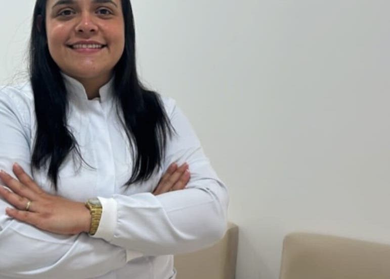 Profissional da LETÍCIA MOTA ESTÉTICA E BEM-ESTAR em São Paulo, São Paulo, BR, sorrindo e de braços cruzados.