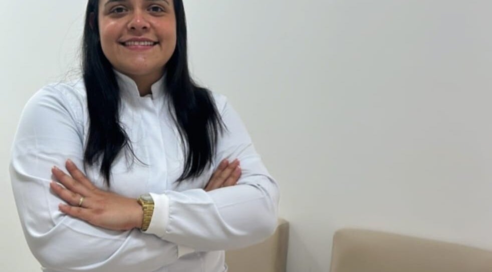 Profissional da LETÍCIA MOTA ESTÉTICA E BEM-ESTAR em São Paulo, São Paulo, BR, sorrindo e de braços cruzados.