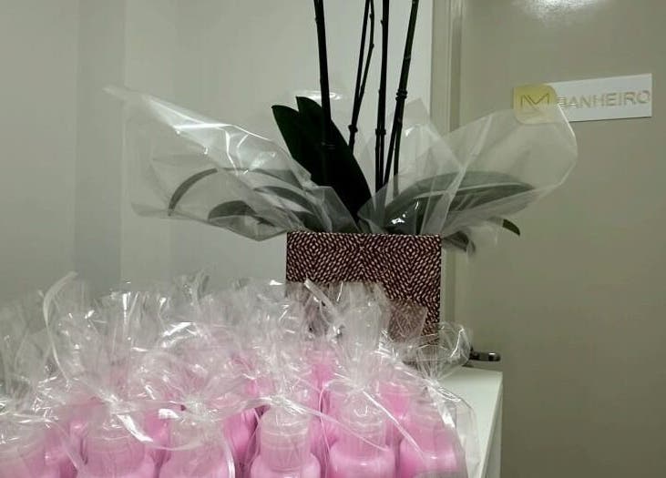 Produtos em frascos rosa na LETÍCIA MOTA ESTÉTICA E BEM-ESTAR em São Paulo, SP, BR.