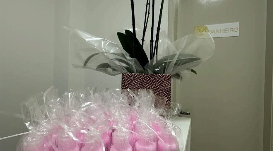 Produtos em frascos rosa na LETÍCIA MOTA ESTÉTICA E BEM-ESTAR em São Paulo, SP, BR.