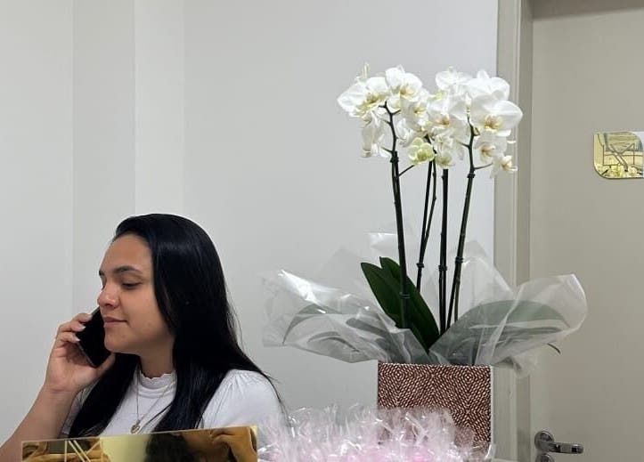 Recepção em LETÍCIA MOTA ESTÉTICA E BEM-ESTAR, São Paulo, com flores bonitas e ambiente acolhedor.