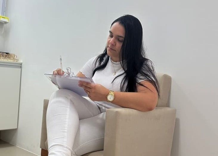 Profissional tomando notas em LETÍCIA MOTA ESTÉTICA E BEM-ESTAR, São Paulo, São Paulo, BR.