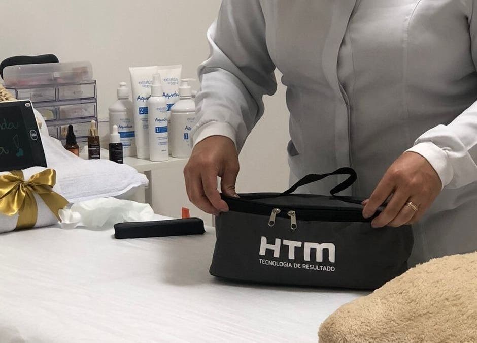 Configuração de mesa de tratamento no LETÍCIA MOTA ESTÉTICA E BEM-ESTAR em São Paulo, São Paulo, BR.