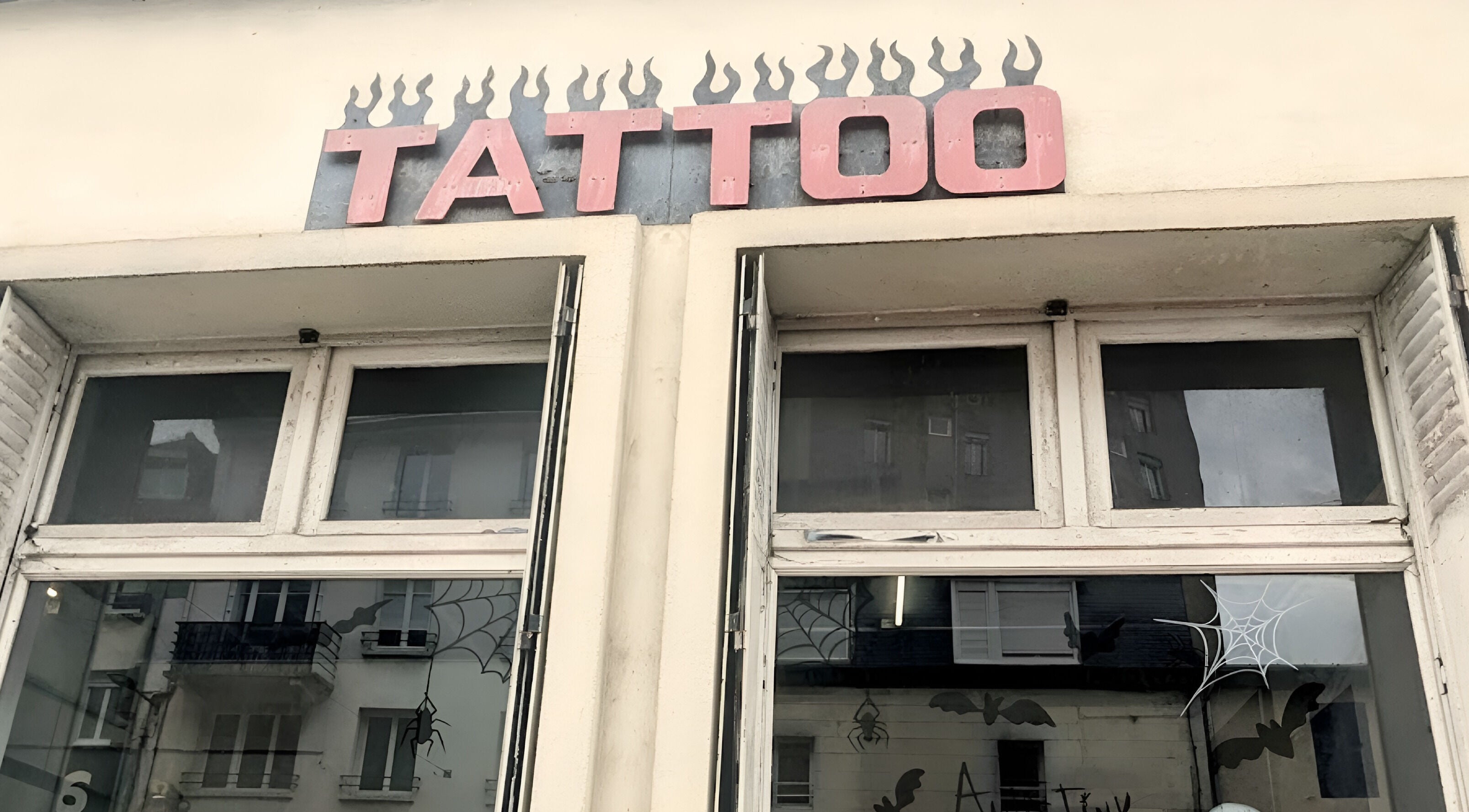 Enseigne 'Tattoo' sur la devanture d'Autist'Ink à Saint-brieuc, Bretagne, FR.