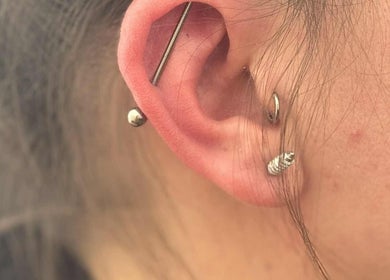 Piercing d'oreille stylé chez Autist'Ink à Saint-brieuc, Bretagne, FR, mettant en valeur la créativité.