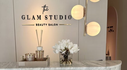 Elegant decor at The Glam Studio | ذا جلام ستوديو in Riyadh, Riyadh Province, SA, featuring chic floral arrangement.