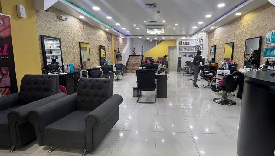 Interior moderno de Coral Fashion Saloon en Panamá, Provincia De Panamá, PA, con sillas y espejos sofisticados.
