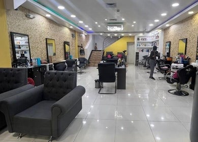 Interior moderno de Coral Fashion Saloon en Panamá, Provincia De Panamá, PA, con sillas y espejos sofisticados.