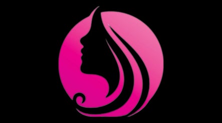 Logo de Coral Fashion Saloon en Panamá, Provincia De Panamá, PA, mostrando una elegante silueta femenina.