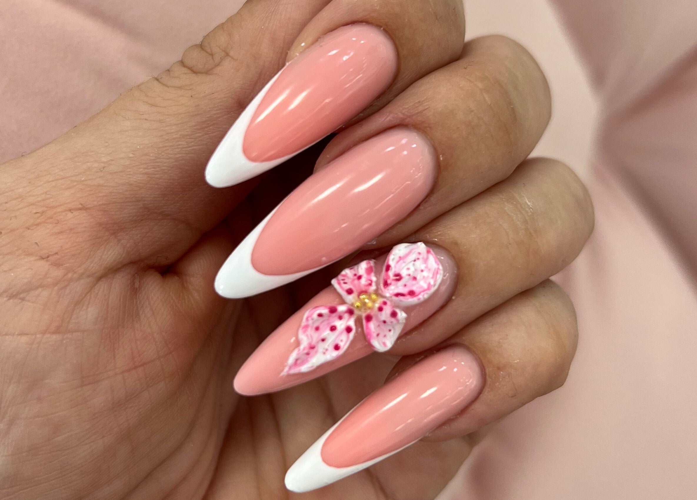 Изискан цветен маникюр в VM Beauty Studio, София, Софийска област, BG.