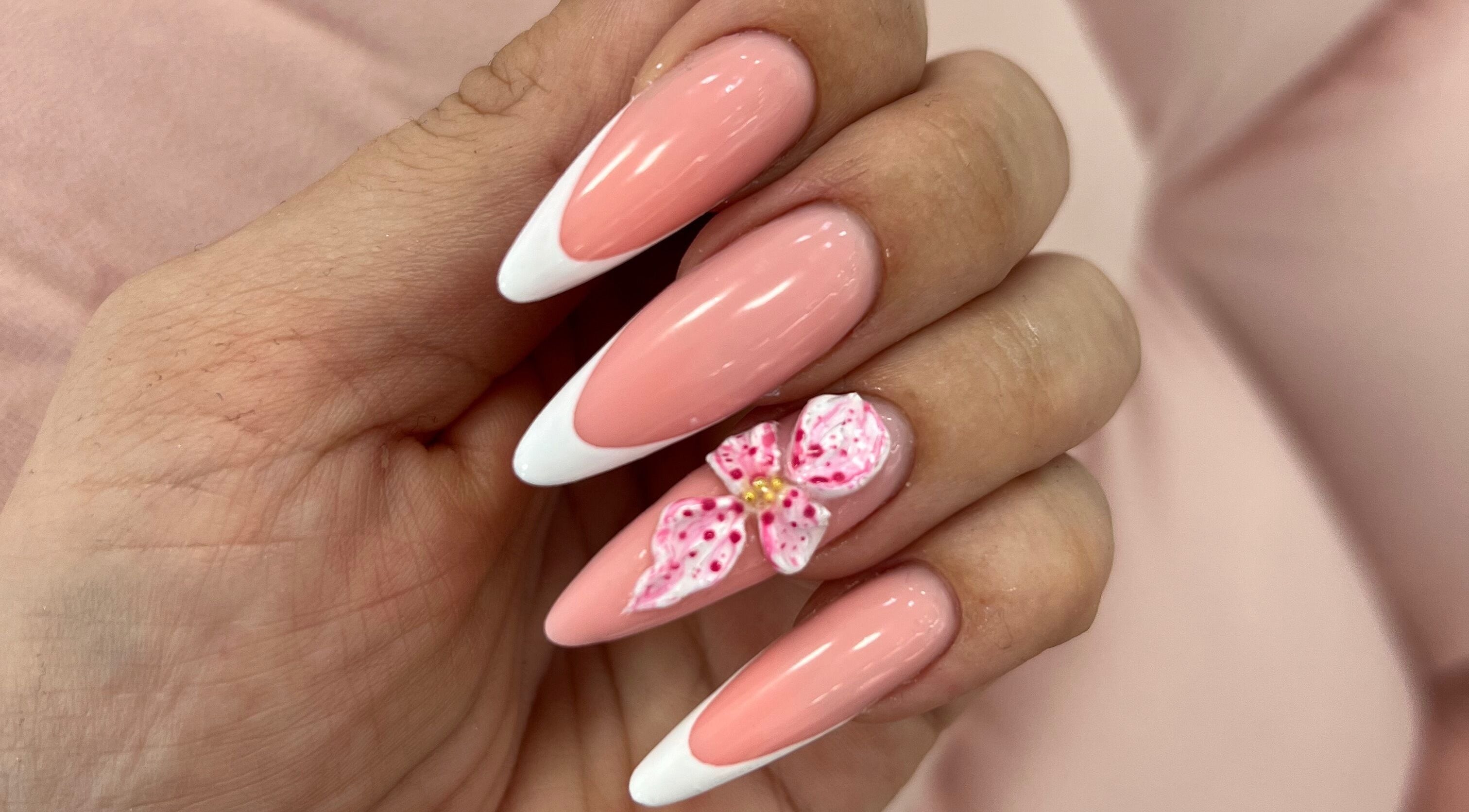 Изискан цветен маникюр в VM Beauty Studio, София, Софийска област, BG.