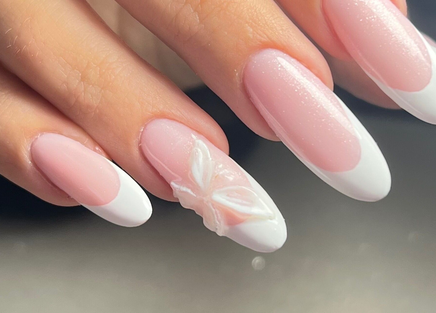 Елегантен розово-бял маникюр с декорация във VM Beauty Studio, София, София-град, BG.