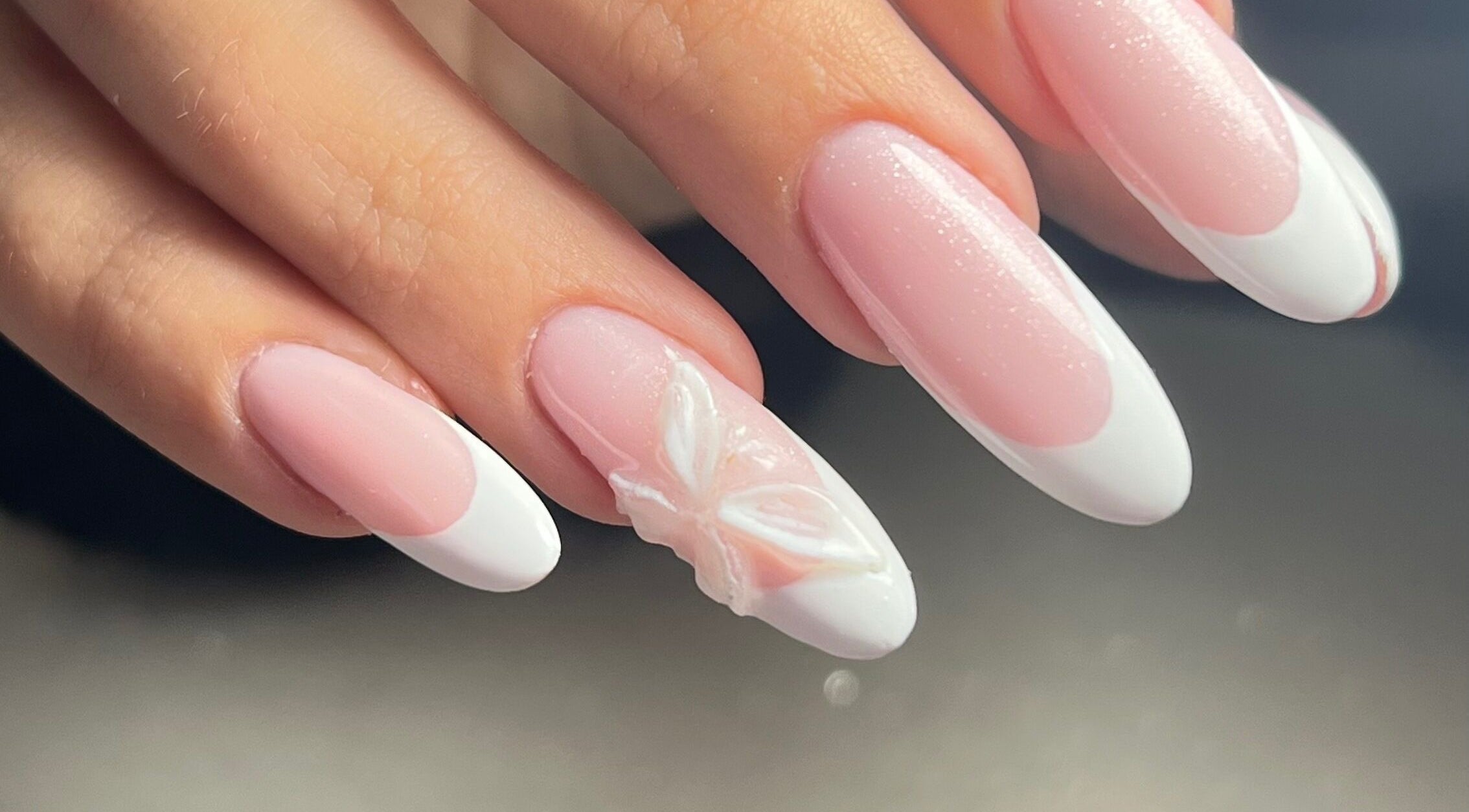 Елегантен розово-бял маникюр с декорация във VM Beauty Studio, София, София-град, BG.