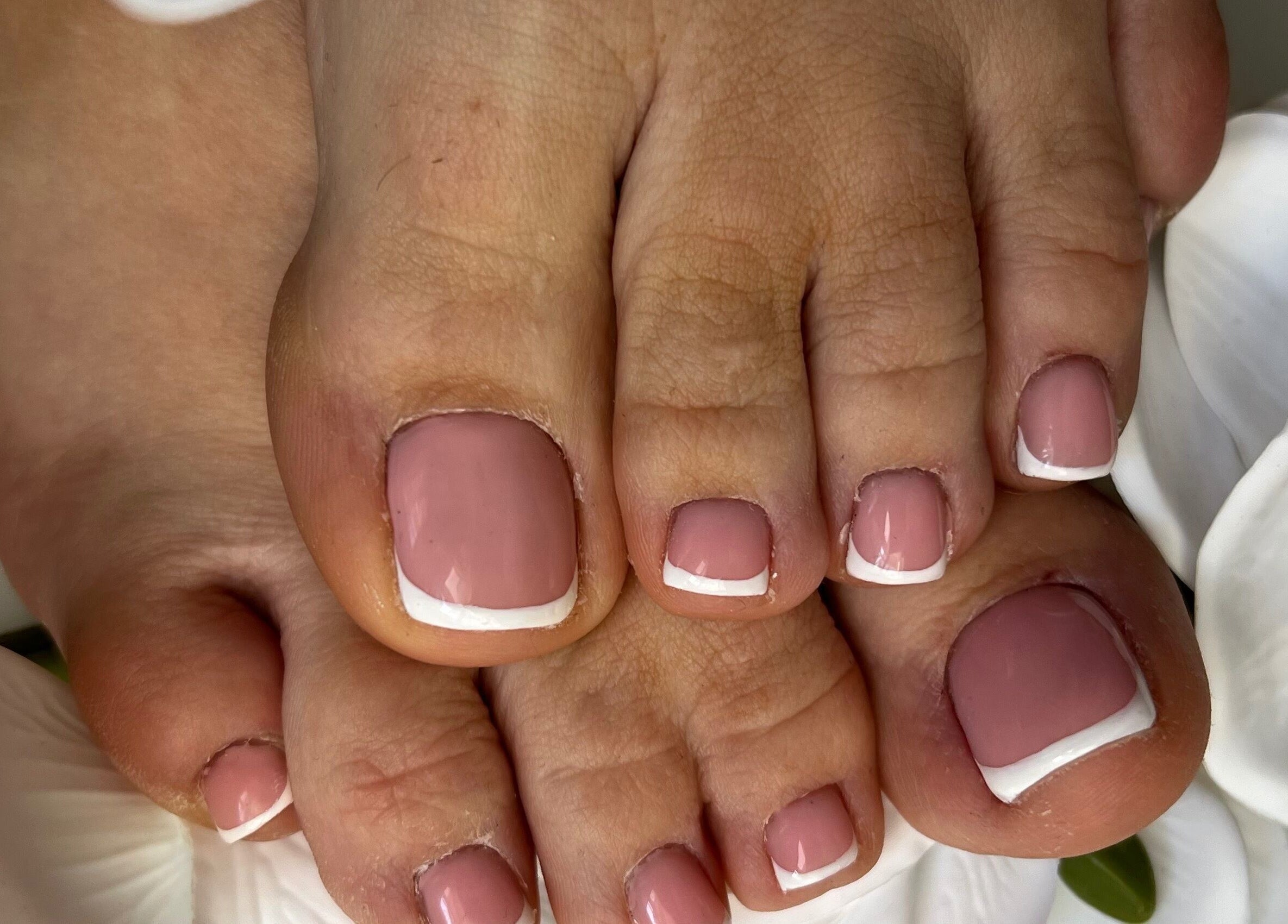 Френски педикюр върху естествени нокти във VM Beauty Studio, София, София-град, BG.