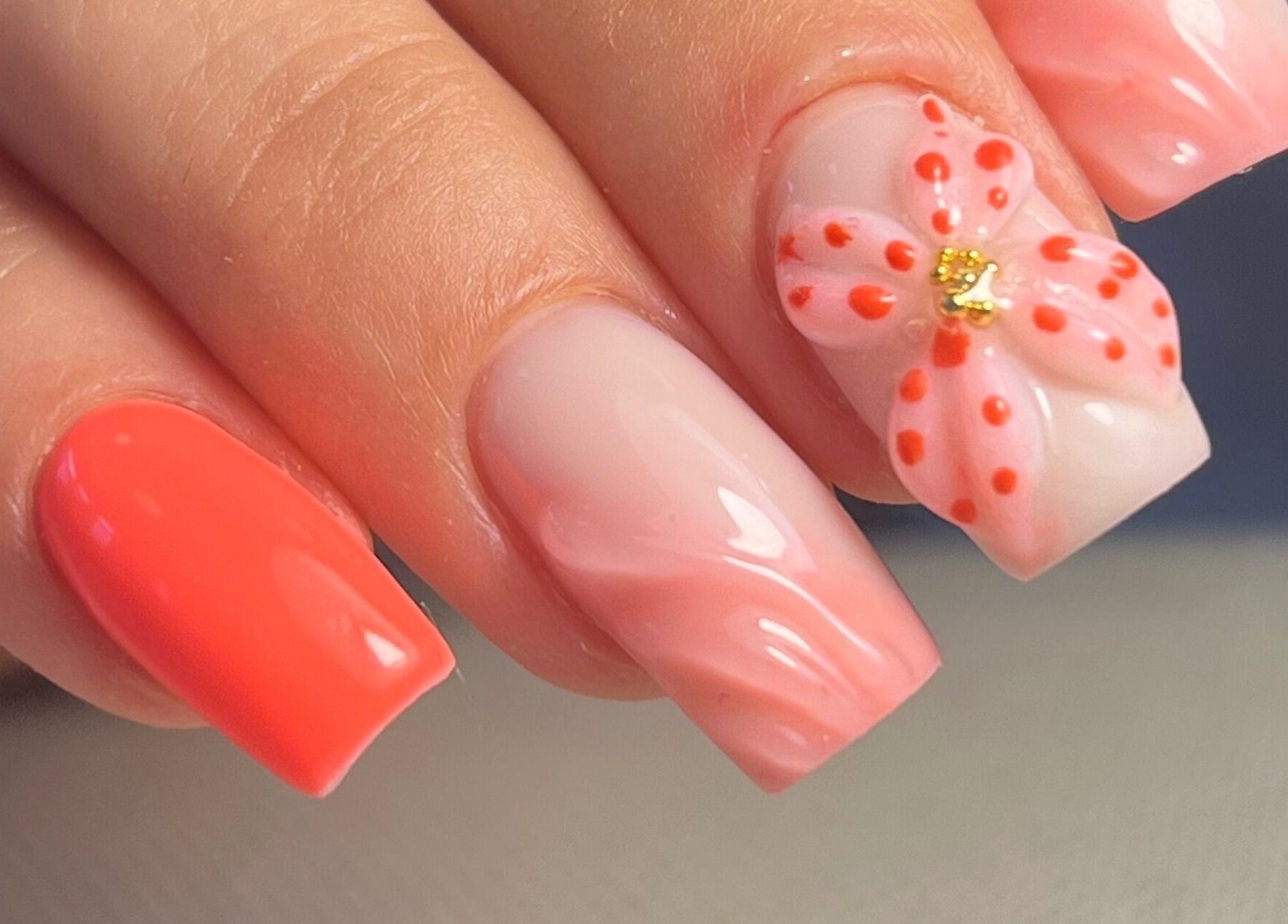 Цветен маникюр с оранжеви и бледо розови нокти във VM Beauty Studio, София, Софийска област, BG.