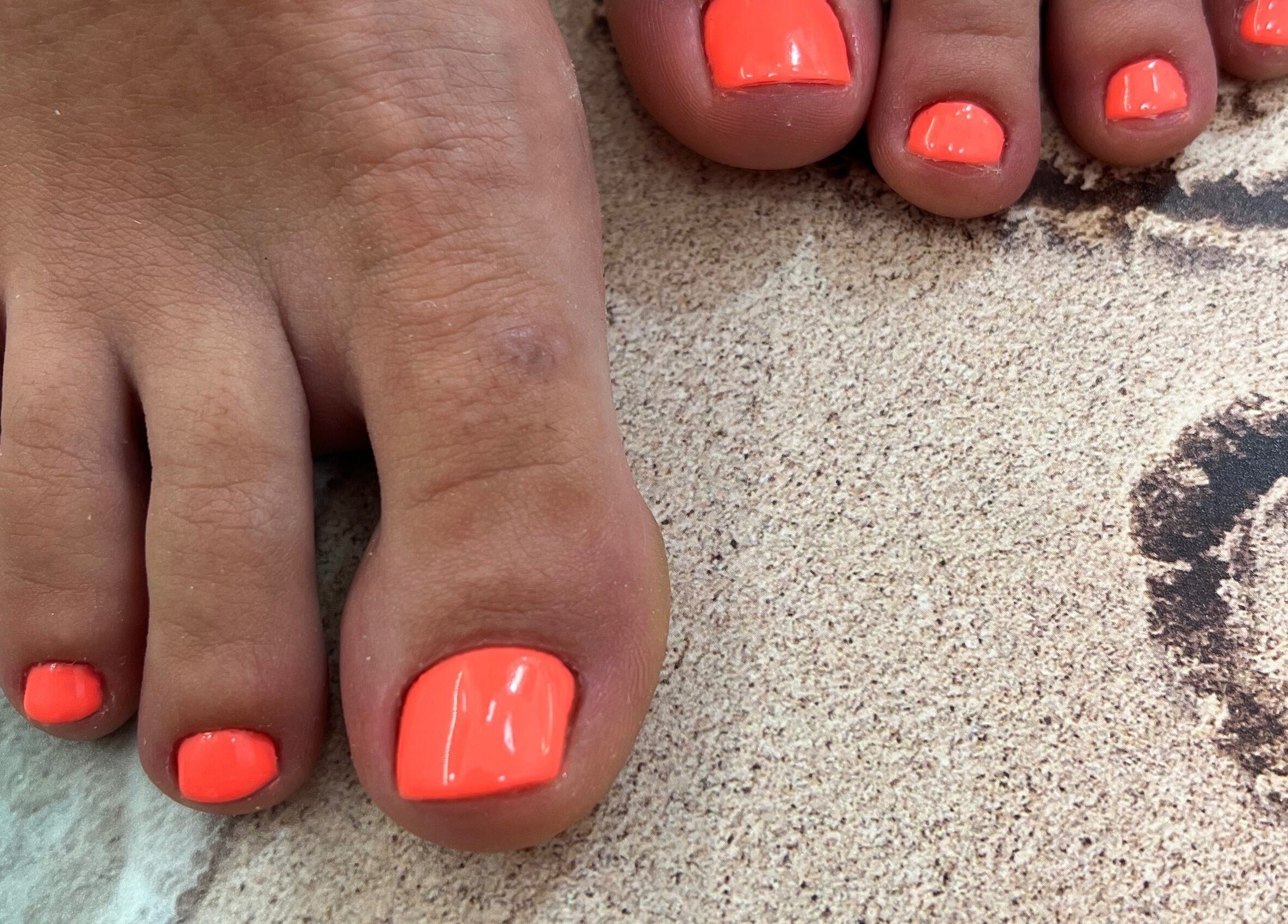 Ярък оранжев педикюр във VM Beauty Studio, София, Софийска област, BG.