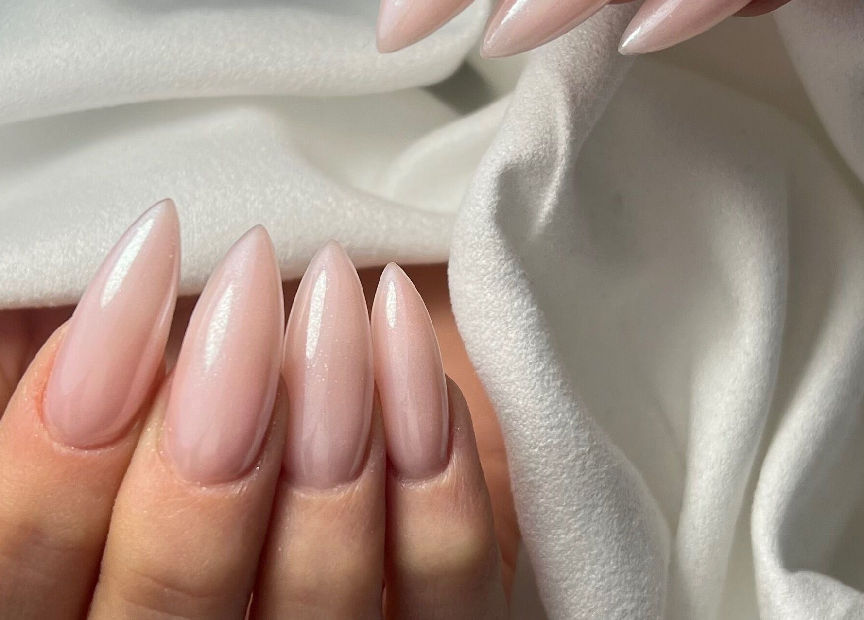 Стилен маникюр с бадемова форма във VM Beauty Studio, София, Софийска област, BG.