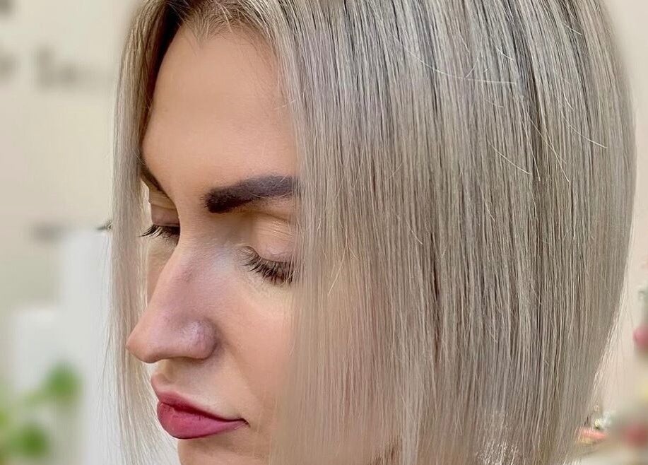 Sleek blonde bob hairstyle at Ulyana Azarova, Den Haag, Zuid-holland, NL, showcases elegant and modern cutting technique.