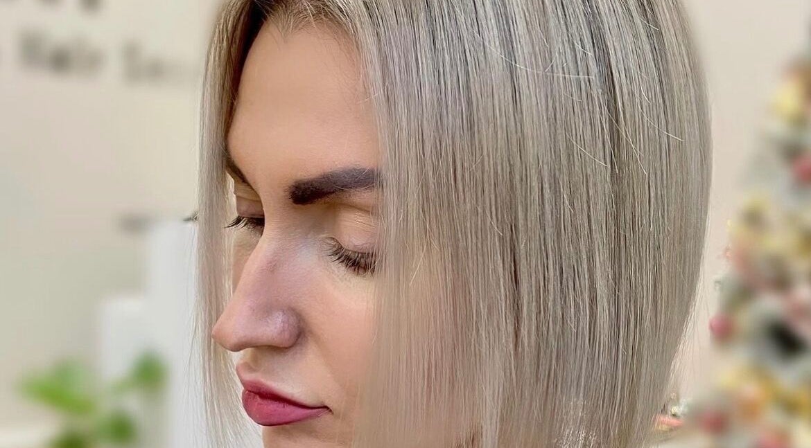 Sleek blonde bob hairstyle at Ulyana Azarova, Den Haag, Zuid-holland, NL, showcases elegant and modern cutting technique.